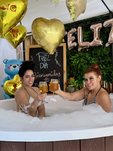 Brindis en el jacuzzi con espuma en Ixora Spa Bucaramanga