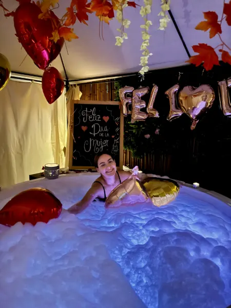 Celebración en el jacuzzi con espuma en Ixora Spa Bucaramanga