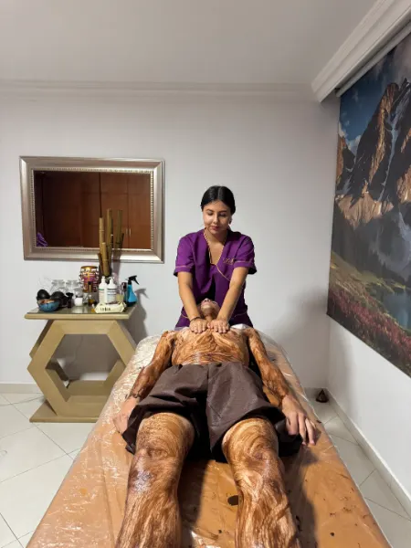 Chocolaterapia en la espalda en Ixora Spa Bucaramanga