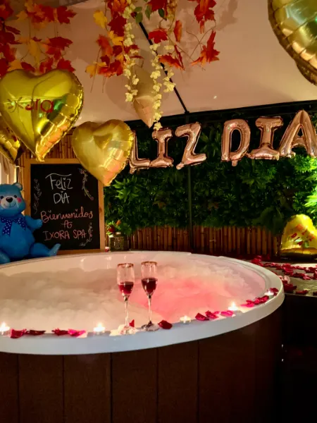 Jacuzzi decorado para celebrar un cumpleaños en Ixora Spa Bucaramanga