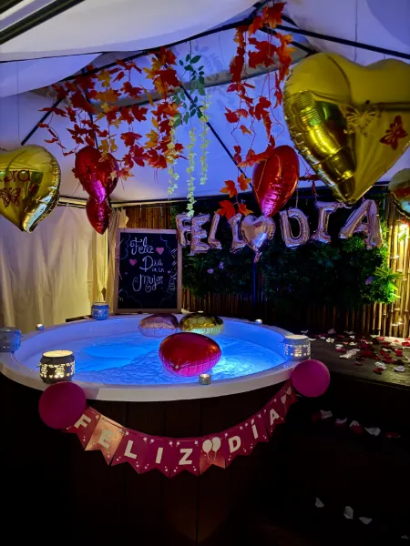 Jacuzzi iluminado y decorado para una celebración en Ixora Spa Bucaramanga