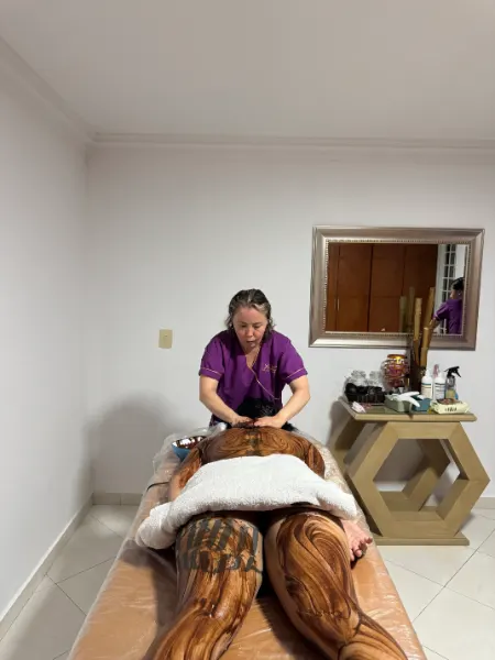 Masaje de espalda en Ixora Spa Bucaramanga