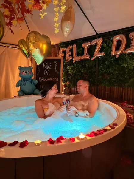 Pareja brindando en el jacuzzi en Ixora Spa Bucaramanga