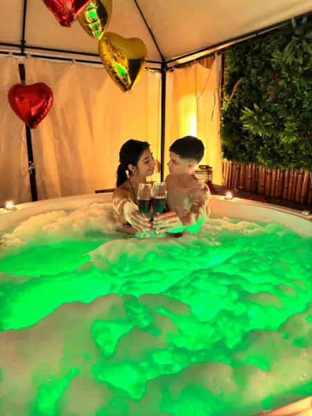Pareja en el jacuzzi con luces en Ixora Spa Bucaramanga