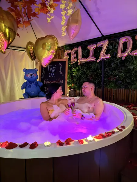 Pareja en el jacuzzi con luz violeta en Ixora Spa Bucaramanga