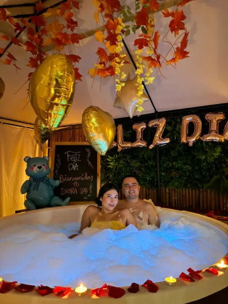 Pareja en el jacuzzi decorado con globos en Ixora Spa Bucaramanga