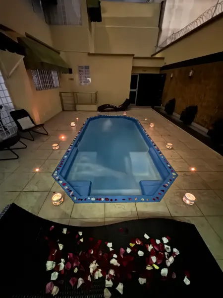 Piscina de hidromasaje decorada con pétalos en Ixora Spa Bucaramanga