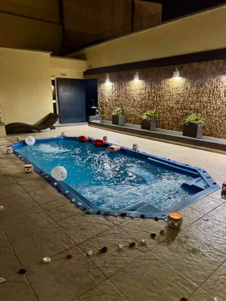 Piscina de hidromasaje decorada con velas en Ixora Spa Bucaramanga
