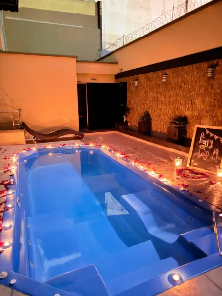 Piscina de hidromasaje iluminada con velas en Ixora Spa Bucaramanga