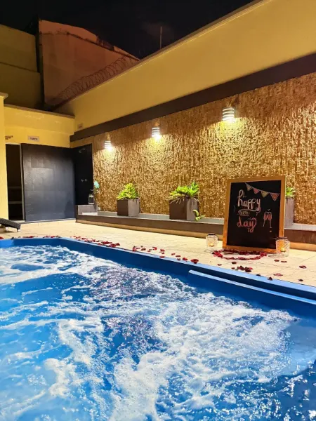 Zona húmeda con piscina de hidromasaje en Ixora Spa Bucaramanga